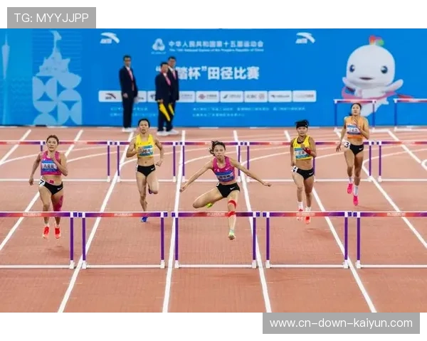 莫家蝶接力力竭冲线，队友孔莹蓥背负其离开赛场